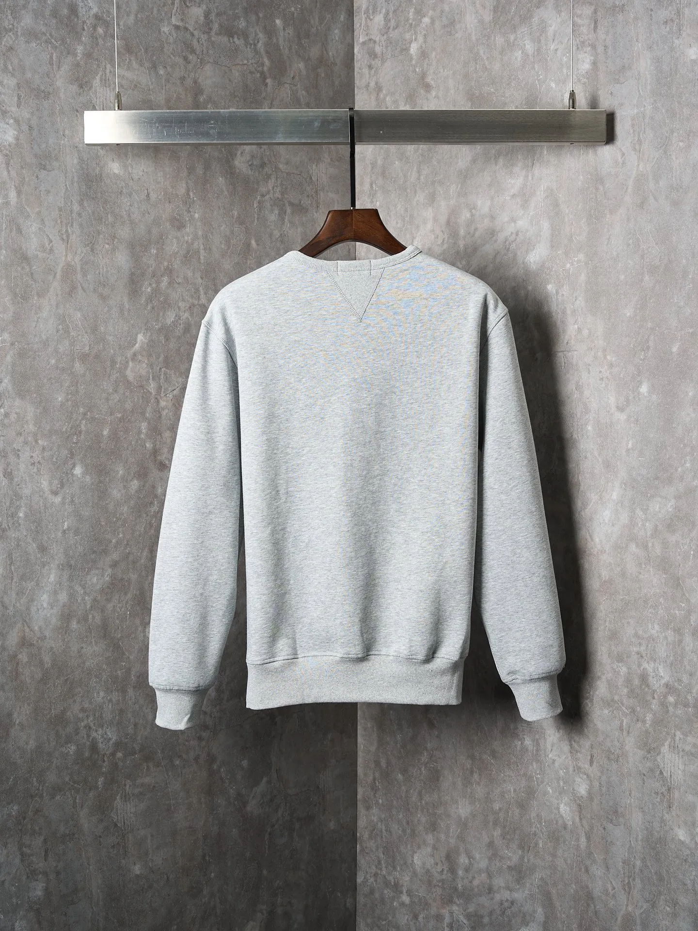 P290 Actual auction】Ralph Lauren/Ralph Lauren solid color pony logo embroidered round neck sweatshirt (grey) [Ready stock] S M L XL custom cloud-like honey cotton fleece sweatshirt material has a delicate feel and is comfortable and skin-friendly. It is based on matte gray and comes with a soft light filter. The exquisite indigo pony logo is embellished. It is highly recognizable. It has an atmosphere of freedom and vitality. A symphony of pure and smart colors. Use extreme simplicity to outline high-end silhouettes, become the smart focus of vision, and show taste in silence. Use imported machine embroidery technology. Use advanced computer control systems and precision mechanical components to achieve the iconic pony embroidery operation. High precision. The lines are smooth and delicate. Adopt Hasuo technology and use specific machines to sew. Hasuo has high fastness and adds visual effects. It is time-consuming and labor-intensive. The fabrics have been washed and have a better texture. They are not easy to deform and are not easy to shrink. Not easy to fade, maintain long-term beauty, and fit well.
